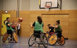 Ballspiel im Rollstuhl