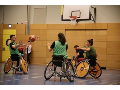 Ballspiel im Rollstuhl