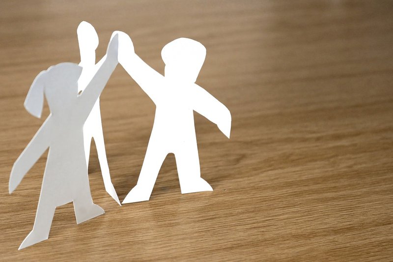 paper-figures-6652452_1280.jpg